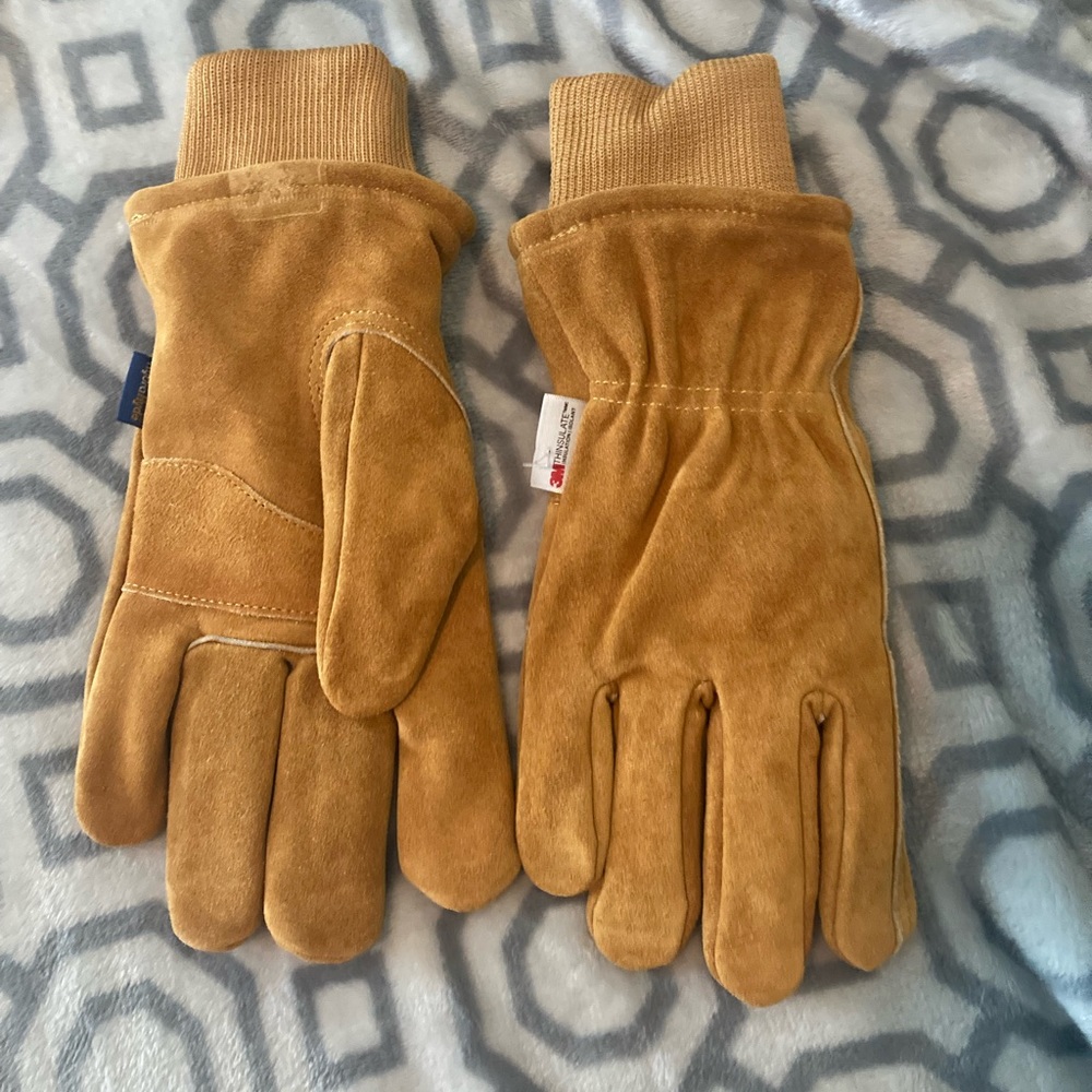 Brand new work gloves never used one still has the tag on